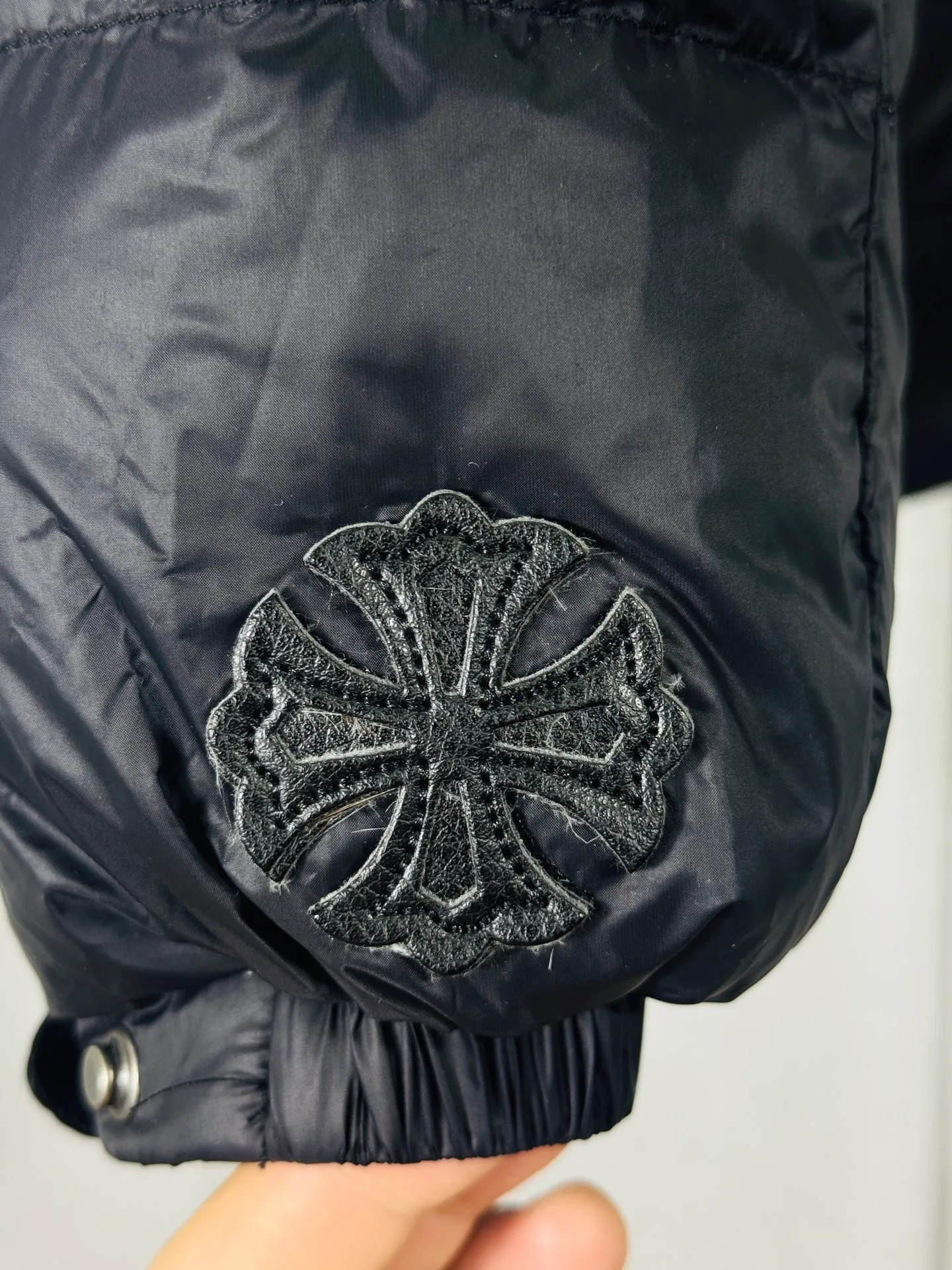 P800 top version 🐮 Real shot without P, ​​different from market products] Chrome Hearts ❄️ Winter environmentally friendly down jacket series ❄️ Chrome Hearts dark pattern series hooded down jacket is available at the counter at the same time ❤ The hood is detachable! The hat is removable and can be worn on both sides. The best Guangzhou national standard 90 velvet on the market! ! The world’s highest fluffiness of 900D! ! High standard and sufficient down filling! ! Exterior windproof and waterproof dark-grain custom fabric, interior high-grade dark-grain lining fabric to prevent lint, original hardware molding, fine craftsmanship details, casual or formal wear ✨ Slim-fitting and not bulky Recommended color: Customized matte black series Code numbers: S, M, L, XL